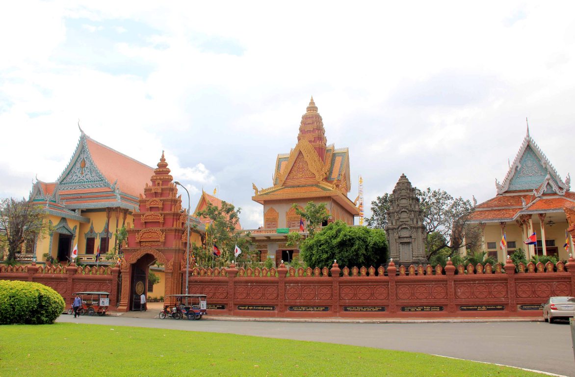 https://mdw-travel-data-us-east-1.s3.amazonaws.com/img/country/Cambodia/Wat-Ounalom/img_04.jpg