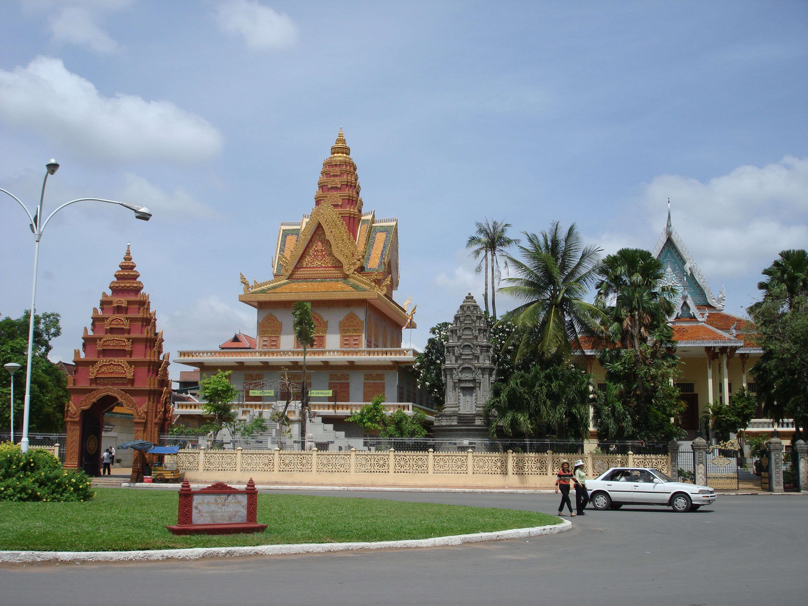 https://mdw-travel-data-us-east-1.s3.amazonaws.com/img/country/Cambodia/Wat-Ounalom/img_05.jpg
