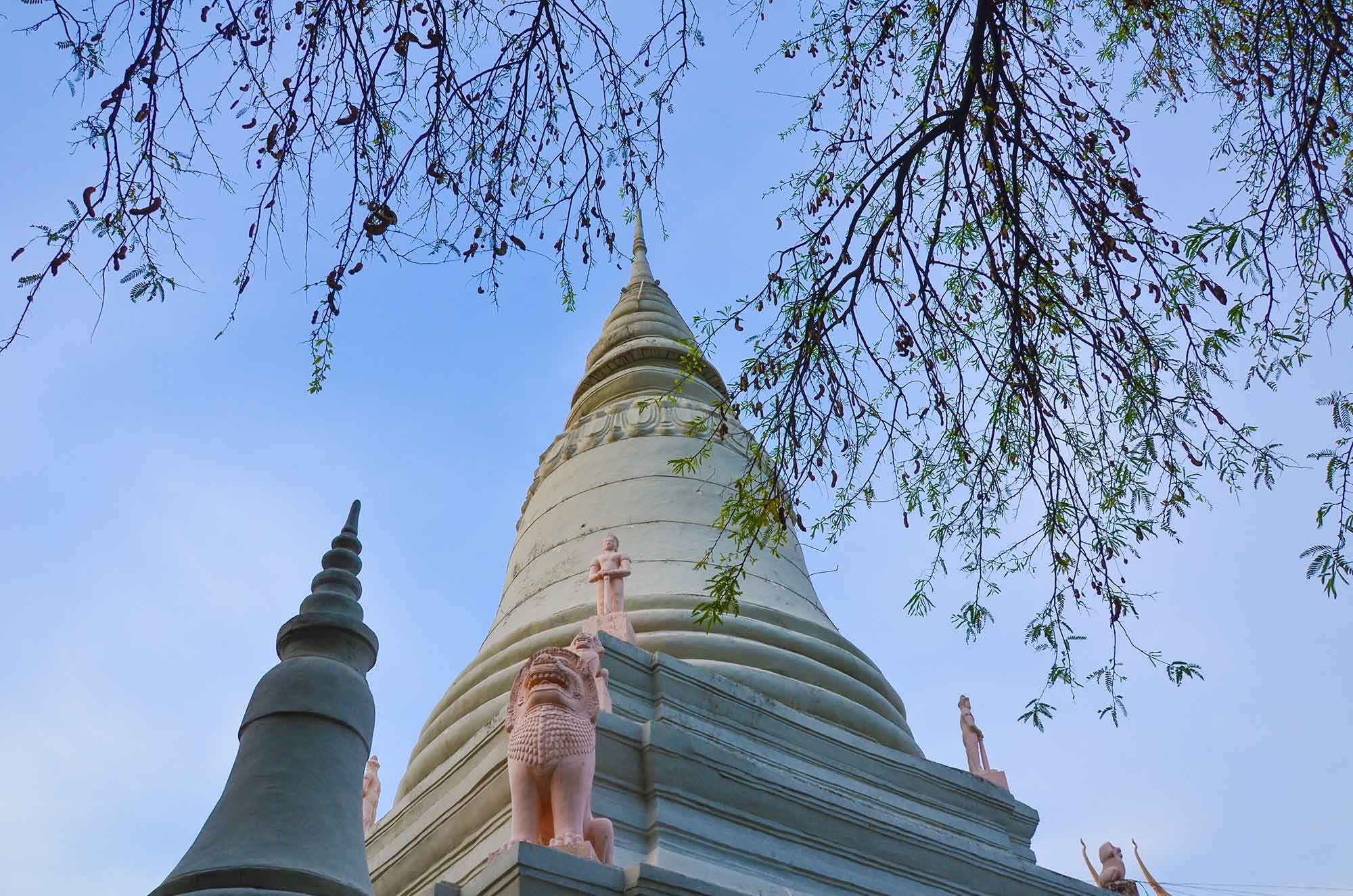 https://mdw-travel-data-us-east-1.s3.amazonaws.com/img/country/Cambodia/Wat-Phnom/img_02.jpg