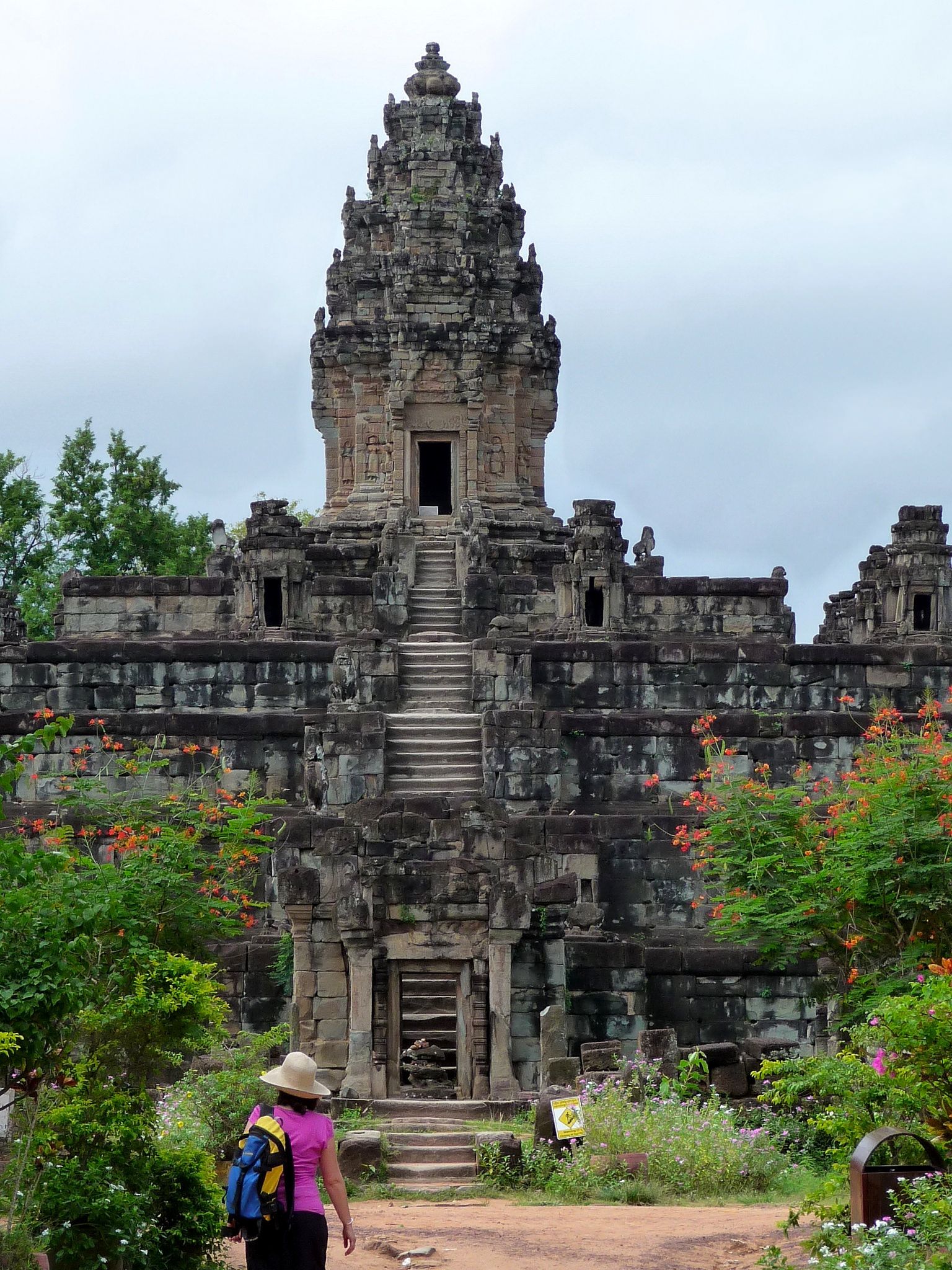 https://mdw-travel-data-us-east-1.s3.amazonaws.com/img/country/Cambodia/Wat-Prasat-Phum-Prasat/img_01.jpg