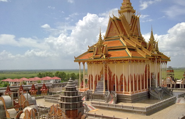 https://mdw-travel-data-us-east-1.s3.amazonaws.com/img/country/Cambodia/Wat-Roka-Kandal/img_03.jpg