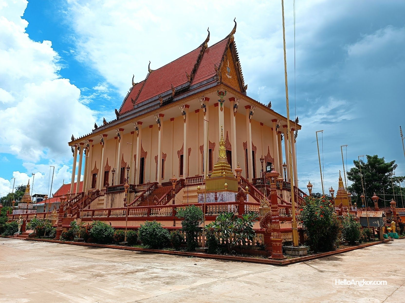 https://mdw-travel-data-us-east-1.s3.amazonaws.com/img/country/Cambodia/Wat-Roka-Kandal/img_04.jpg