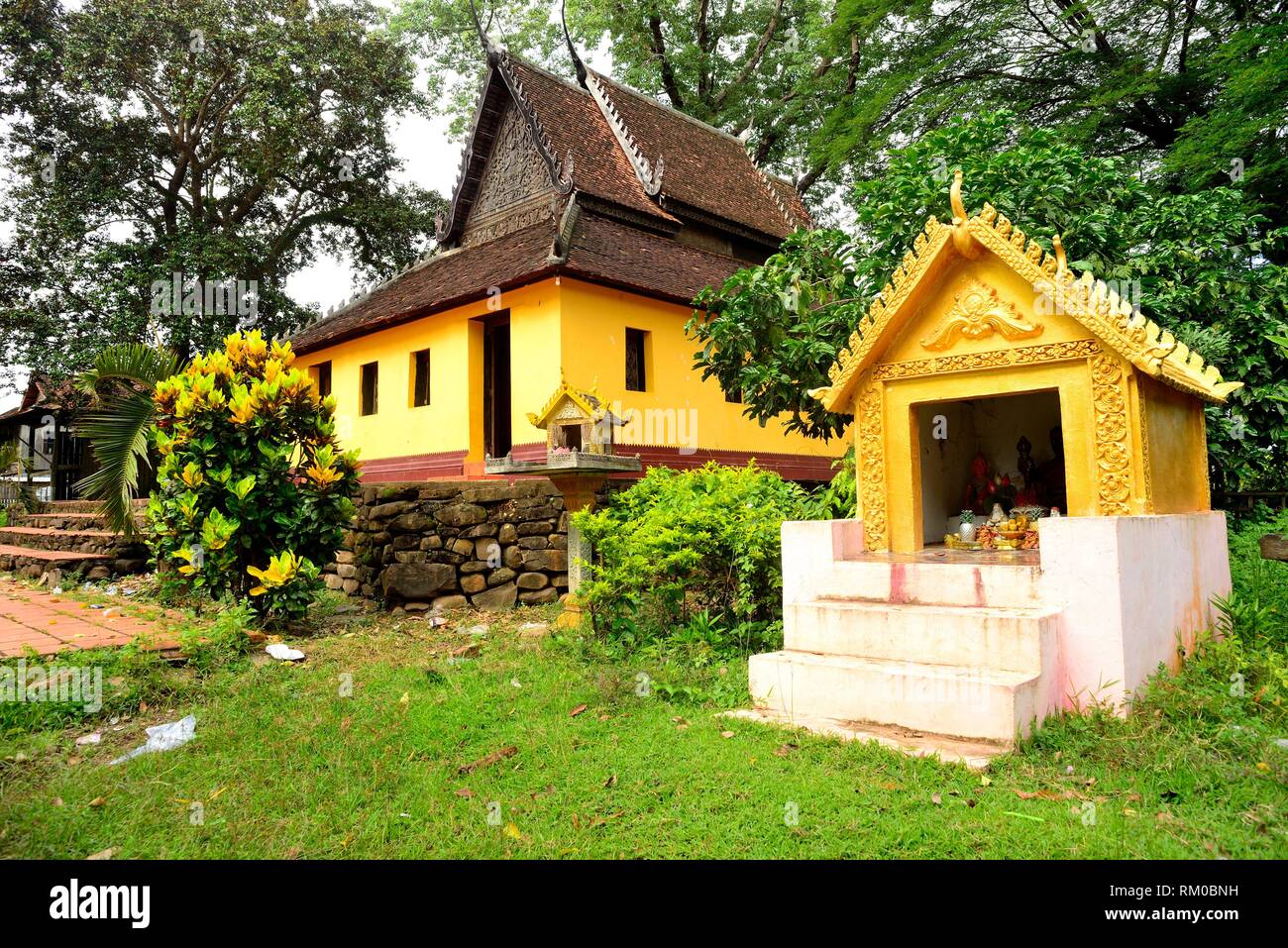 https://mdw-travel-data-us-east-1.s3.amazonaws.com/img/country/Cambodia/Wat-Roka-Kandal/img_05.jpg