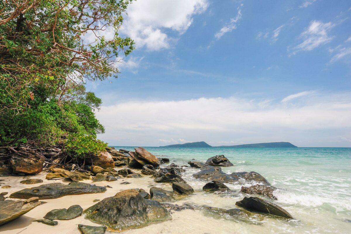 https://mdw-travel-data-us-east-1.s3.amazonaws.com/img/country/Cambodia/White-Beach/img_03.jpg