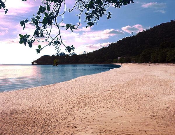 https://mdw-travel-data-us-east-1.s3.amazonaws.com/img/country/Cambodia/Windy-Beach/img_02.jpg