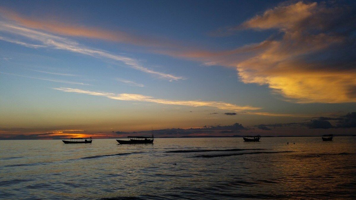 https://mdw-travel-data-us-east-1.s3.amazonaws.com/img/country/Cambodia/Windy-Beach/img_05.jpg
