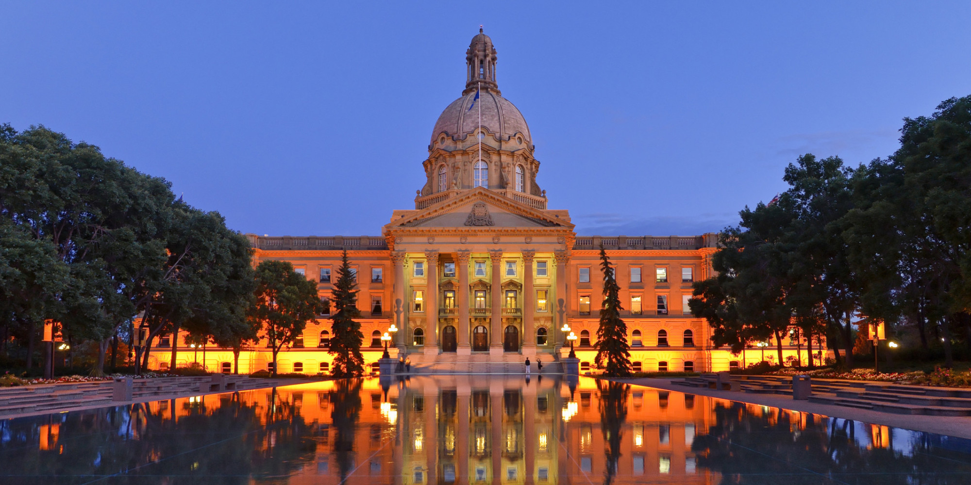 https://mdw-travel-data-us-east-1.s3.amazonaws.com/img/country/Canada/Alberta-Legislature-Building/img_02.jpg