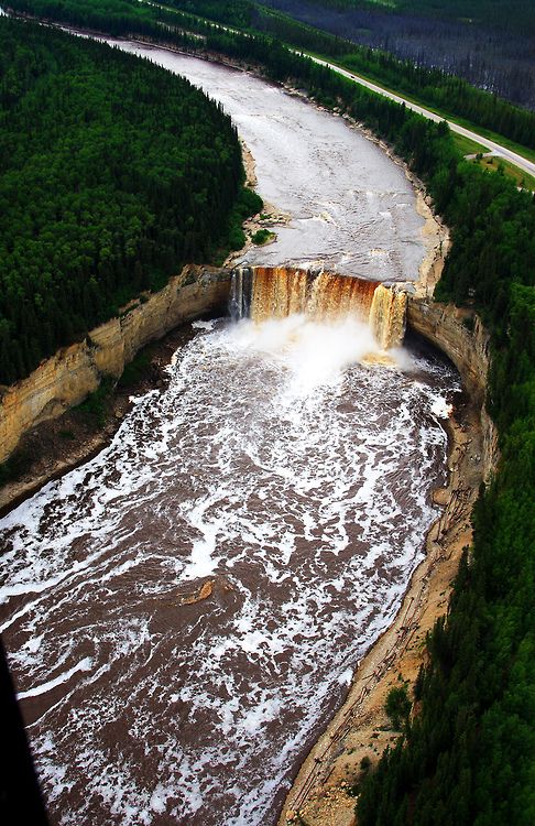 https://mdw-travel-data-us-east-1.s3.amazonaws.com/img/country/Canada/Alexandra-Falls/img_02.jpg