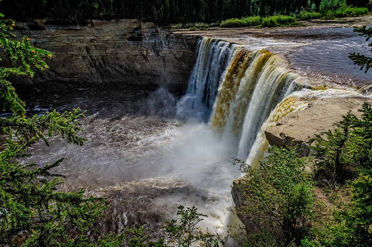 https://mdw-travel-data-us-east-1.s3.amazonaws.com/img/country/Canada/Alexandra-Falls/img_03.jpg