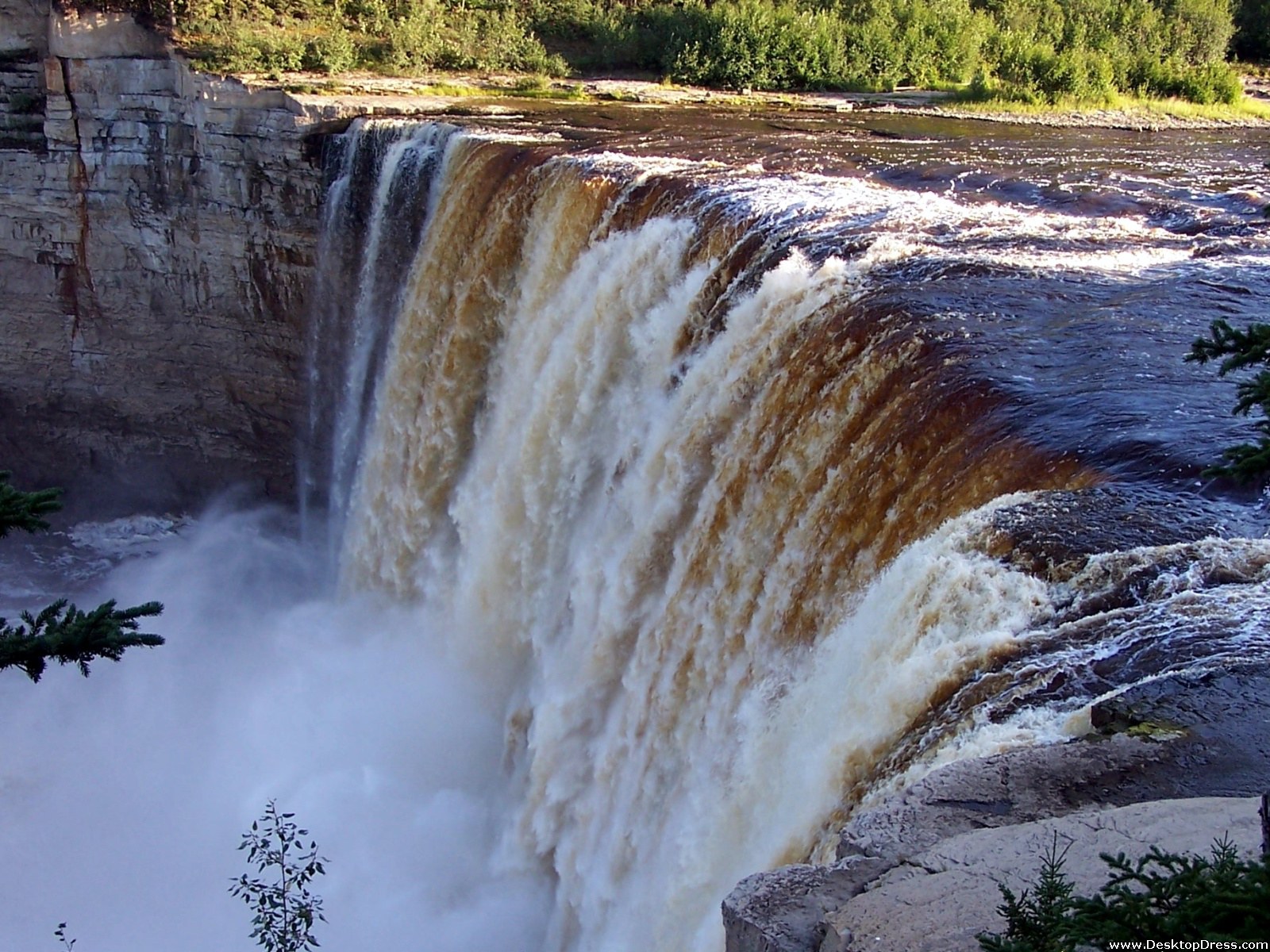 https://mdw-travel-data-us-east-1.s3.amazonaws.com/img/country/Canada/Alexandra-Falls/img_04.jpg