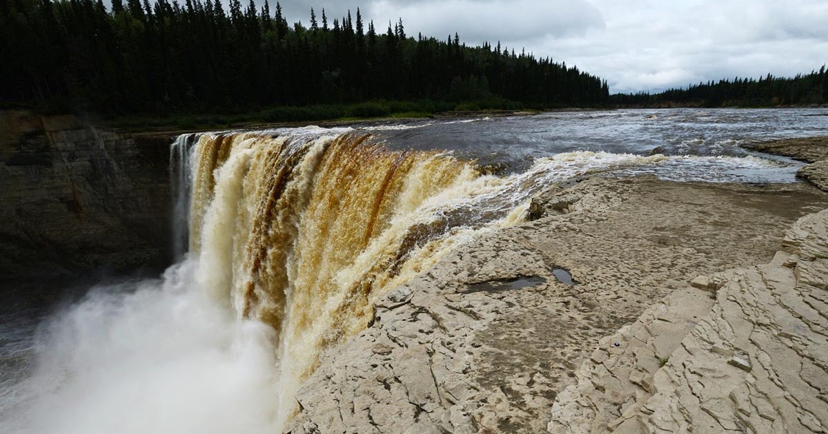 https://mdw-travel-data-us-east-1.s3.amazonaws.com/img/country/Canada/Alexandra-Falls/img_05.jpg