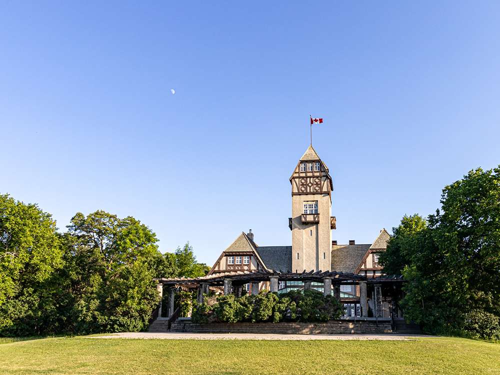 https://mdw-travel-data-us-east-1.s3.amazonaws.com/img/country/Canada/Assiniboine-Park/img_02.jpg