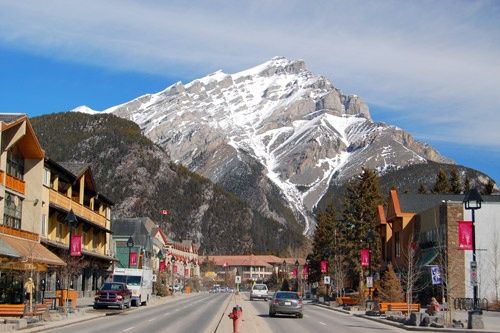 https://mdw-travel-data-us-east-1.s3.amazonaws.com/img/country/Canada/Banff-Avenue/img_01.jpg