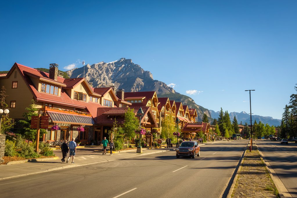 https://mdw-travel-data-us-east-1.s3.amazonaws.com/img/country/Canada/Banff-Avenue/img_02.jpg