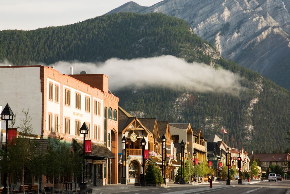 https://mdw-travel-data-us-east-1.s3.amazonaws.com/img/country/Canada/Banff-Avenue/img_03.jpg