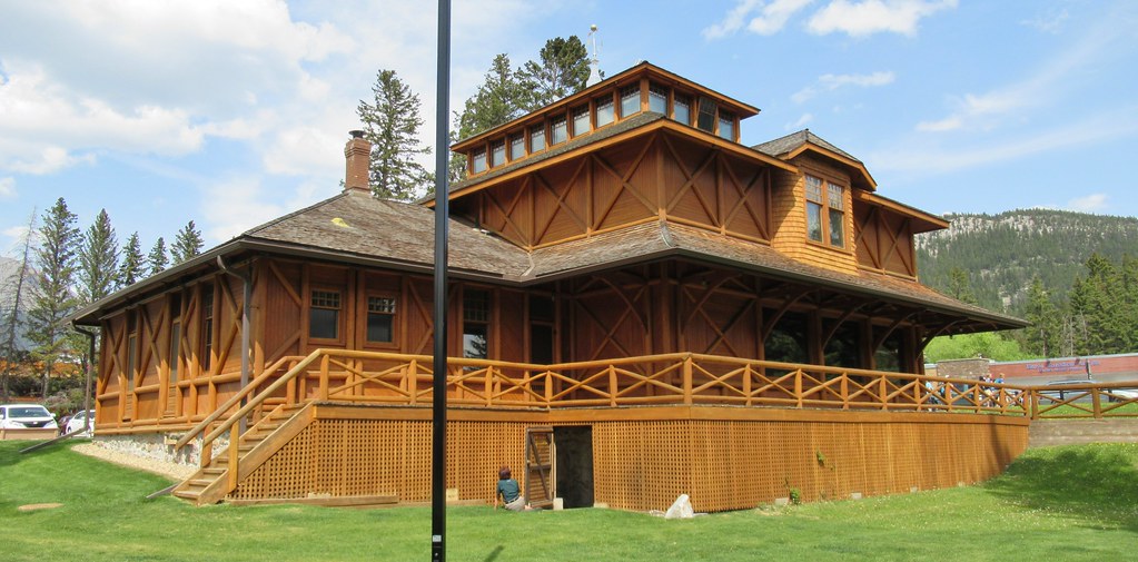https://mdw-travel-data-us-east-1.s3.amazonaws.com/img/country/Canada/Banff-Park-Museum-National-Historic-Site/img_02.jpg