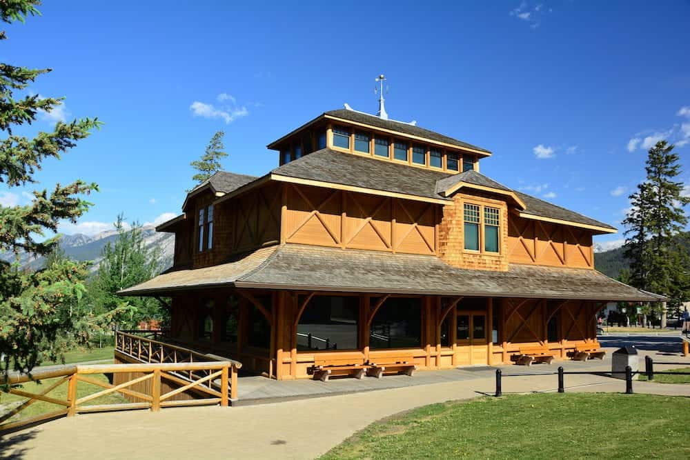 https://mdw-travel-data-us-east-1.s3.amazonaws.com/img/country/Canada/Banff-Park-Museum-National-Historic-Site/img_03.jpg