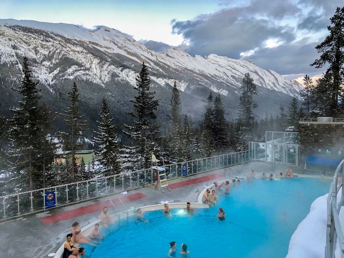 https://mdw-travel-data-us-east-1.s3.amazonaws.com/img/country/Canada/Banff-Upper-Hot-Springs/img_01.jpg