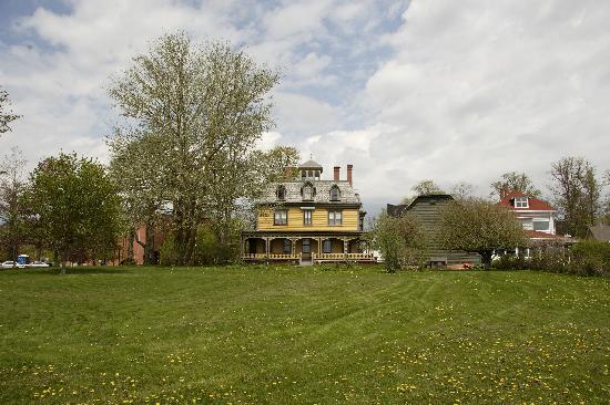 https://mdw-travel-data-us-east-1.s3.amazonaws.com/img/country/Canada/Beaconsfield-Historic-House/img_03.jpg