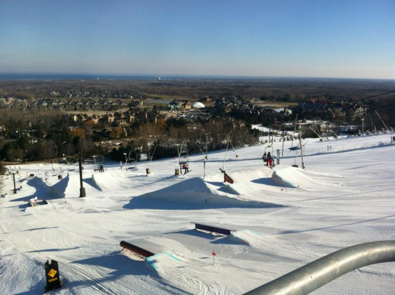 https://mdw-travel-data-us-east-1.s3.amazonaws.com/img/country/Canada/Blue-Mountain-Ski-Resort/img_01.jpg