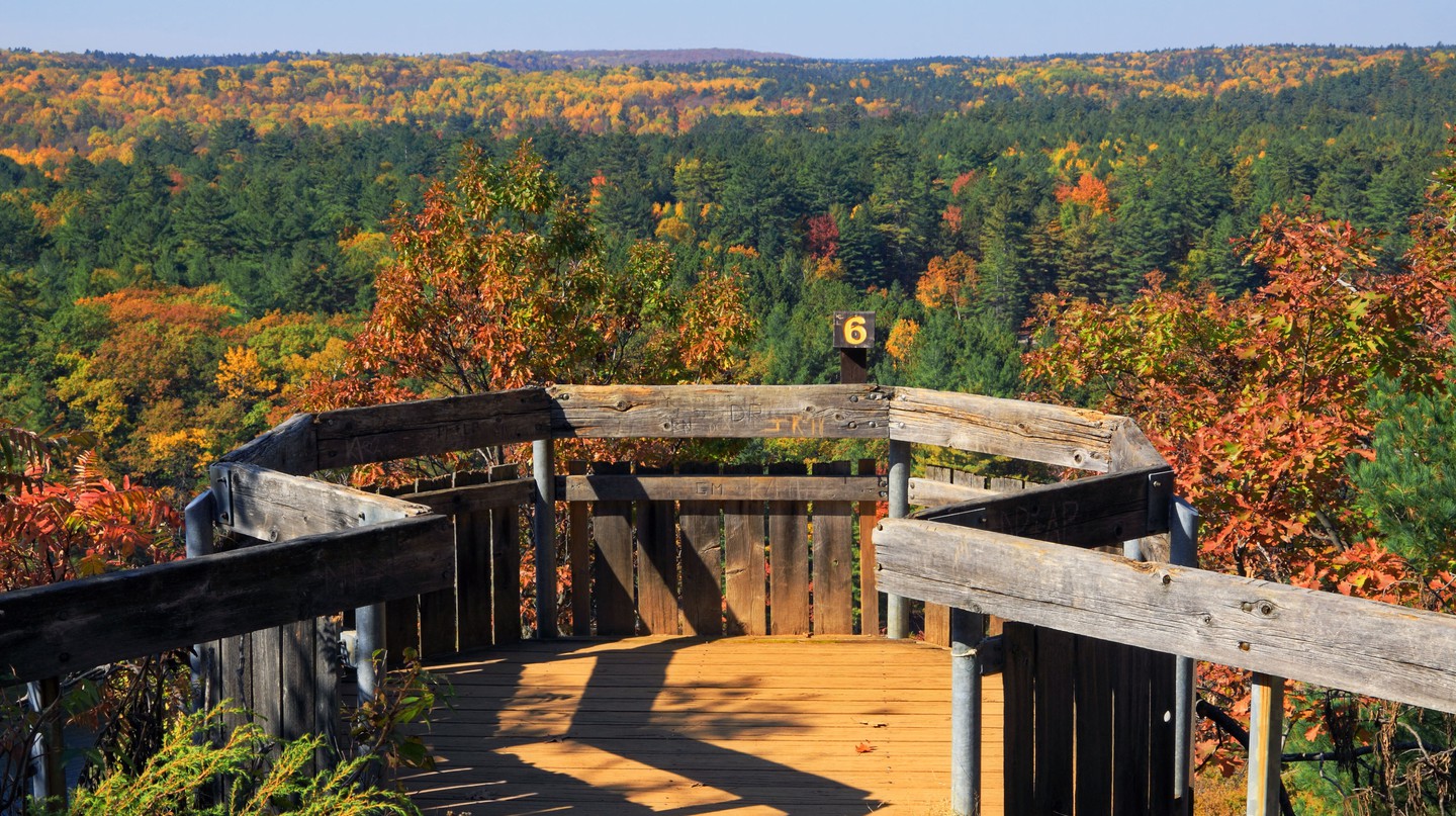 https://mdw-travel-data-us-east-1.s3.amazonaws.com/img/country/Canada/Bon-Echo-Provincial-Park/img_03.jpg
