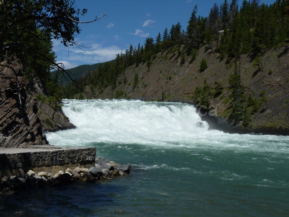 https://mdw-travel-data-us-east-1.s3.amazonaws.com/img/country/Canada/Bow-Falls/img_01.jpg