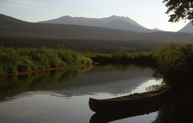 https://mdw-travel-data-us-east-1.s3.amazonaws.com/img/country/Canada/Bowron-Lake-Provincial-Park/img_02.jpg