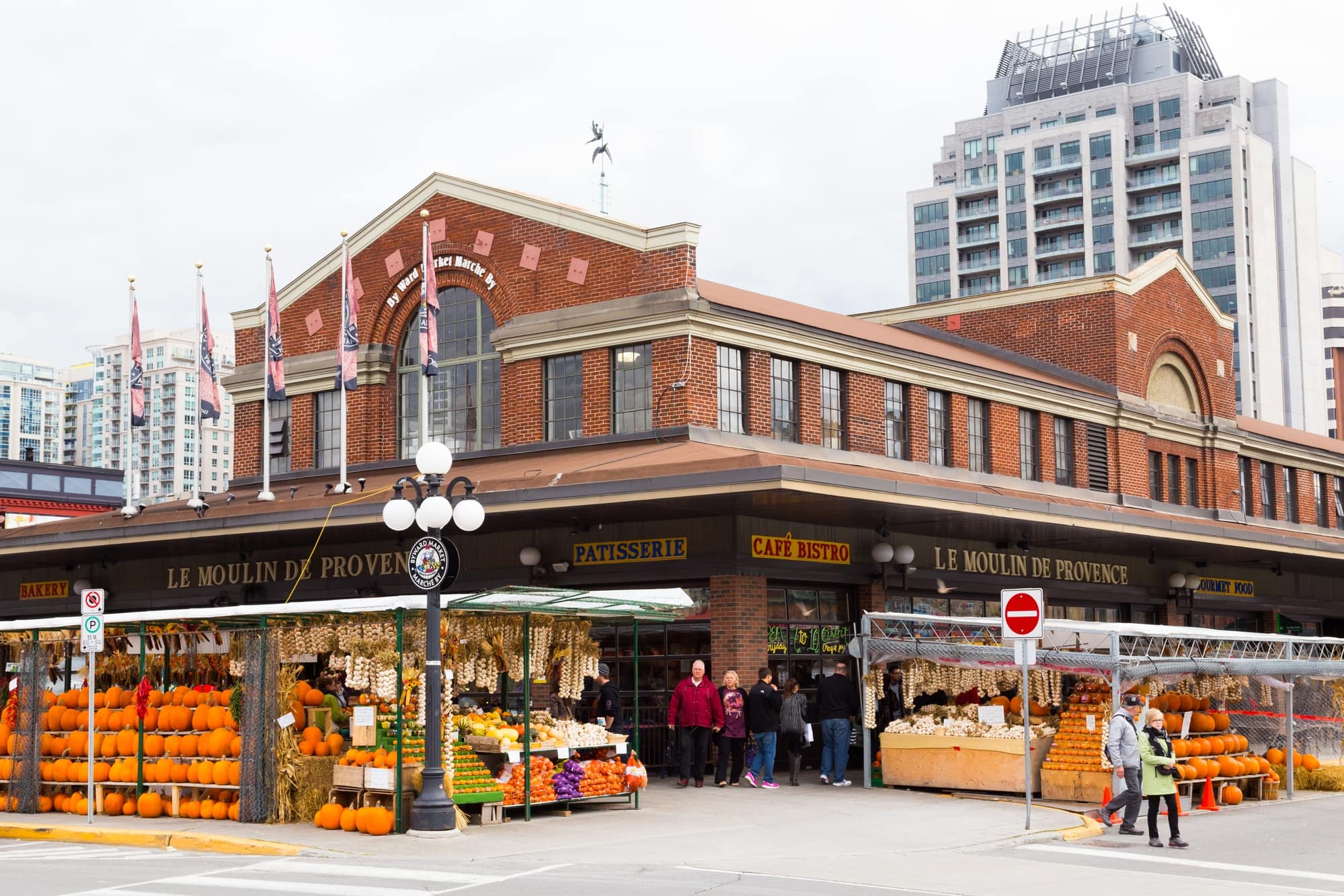 https://mdw-travel-data-us-east-1.s3.amazonaws.com/img/country/Canada/ByWard-Market/img_01.jpg