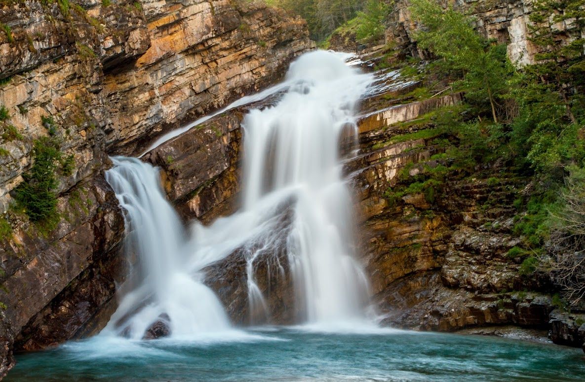 https://mdw-travel-data-us-east-1.s3.amazonaws.com/img/country/Canada/Cameron-Falls/img_04.jpg