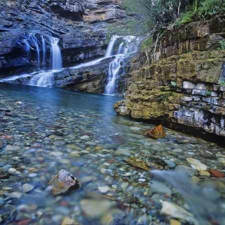https://mdw-travel-data-us-east-1.s3.amazonaws.com/img/country/Canada/Cameron-Falls/img_05.jpg