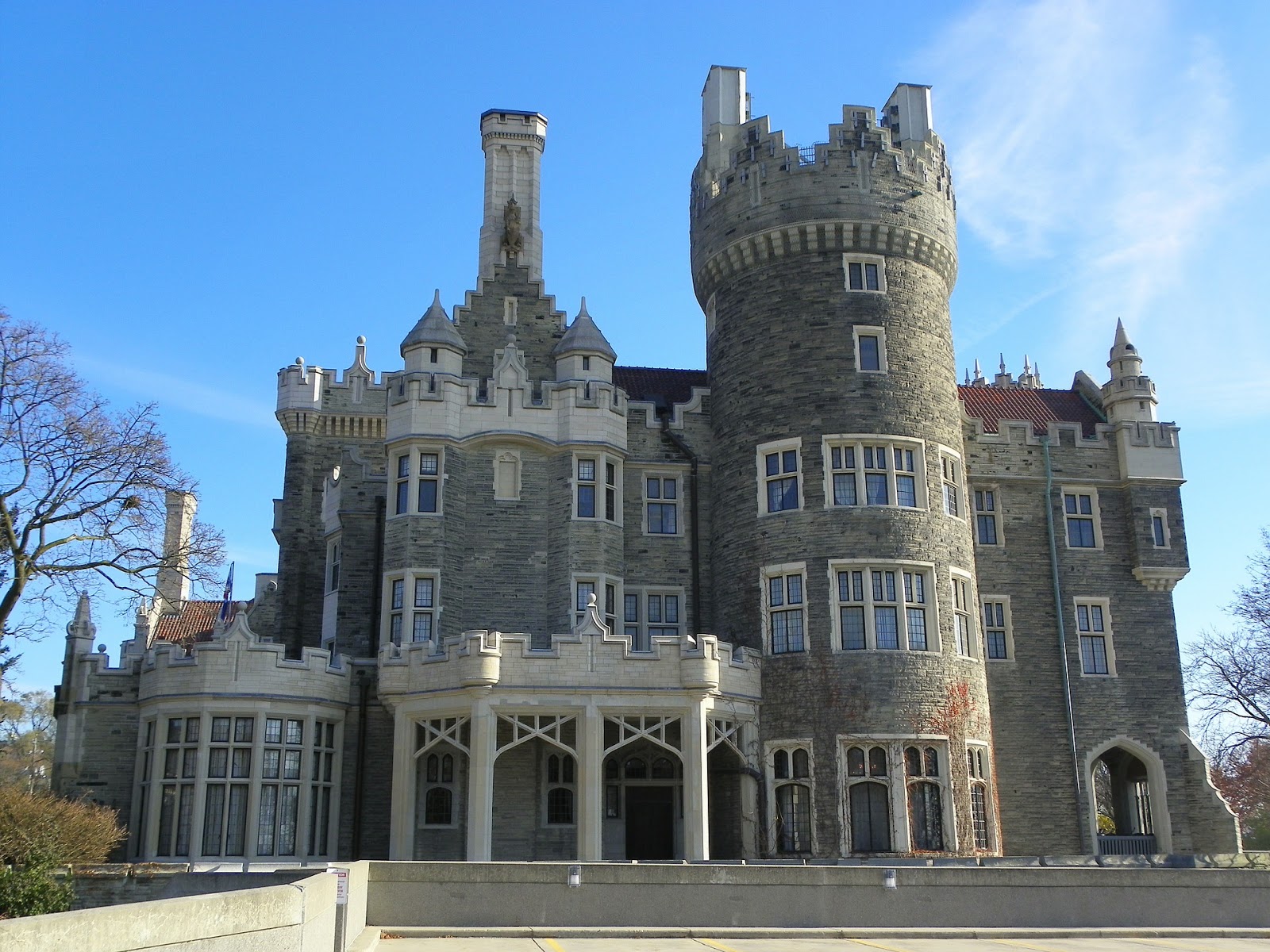 https://mdw-travel-data-us-east-1.s3.amazonaws.com/img/country/Canada/Casa-Loma/img_01.jpg