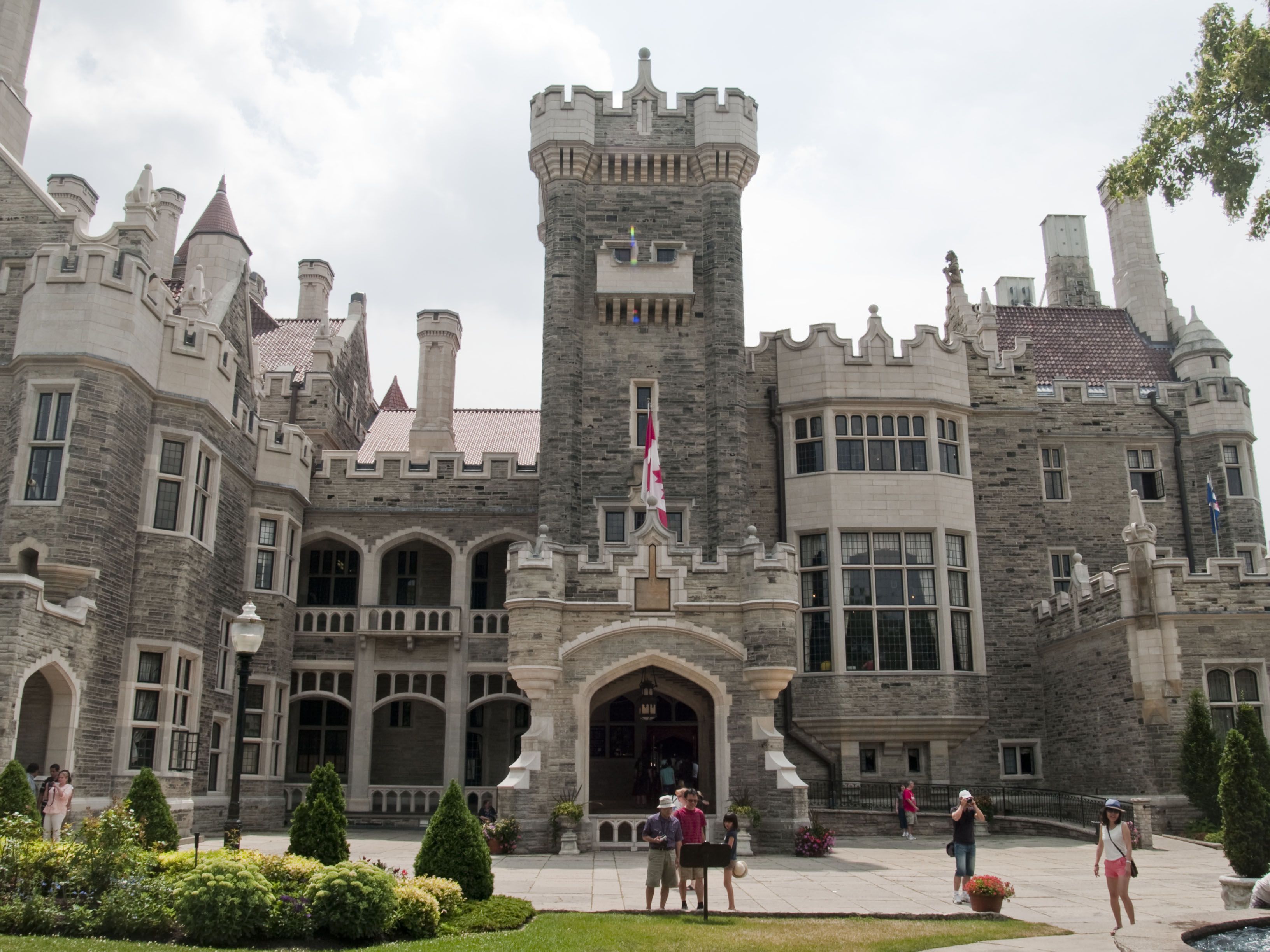https://mdw-travel-data-us-east-1.s3.amazonaws.com/img/country/Canada/Casa-Loma/img_02.jpg