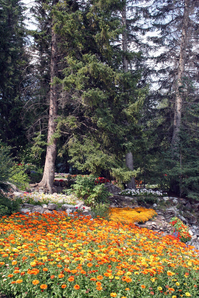 https://mdw-travel-data-us-east-1.s3.amazonaws.com/img/country/Canada/Cascade-Gardens/img_01.jpg