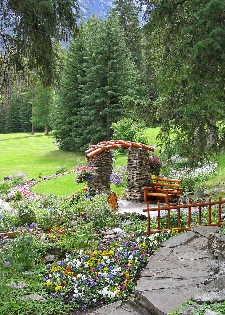 https://mdw-travel-data-us-east-1.s3.amazonaws.com/img/country/Canada/Cascade-Gardens/img_02.jpg