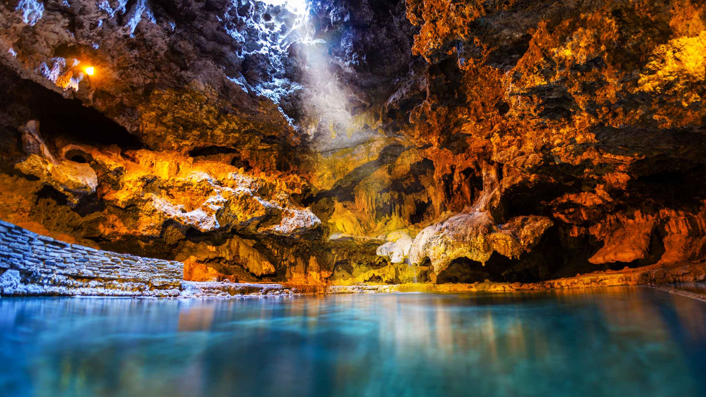https://mdw-travel-data-us-east-1.s3.amazonaws.com/img/country/Canada/Cave-and-Basin-National-Historic-Site/img_00.jpg