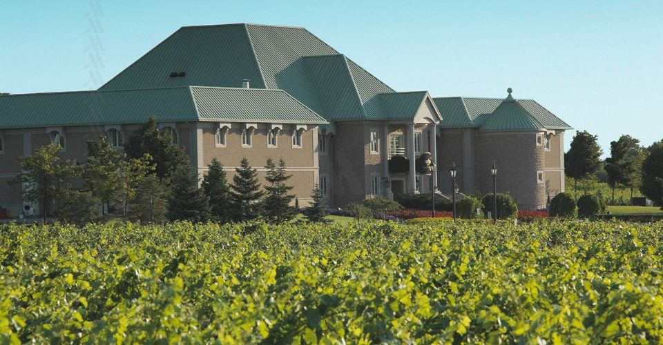 https://mdw-travel-data-us-east-1.s3.amazonaws.com/img/country/Canada/Chateau-des-Charmes/img_01.jpg