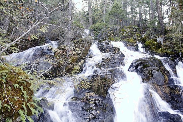 https://mdw-travel-data-us-east-1.s3.amazonaws.com/img/country/Canada/Christie-Falls/img_02.jpg