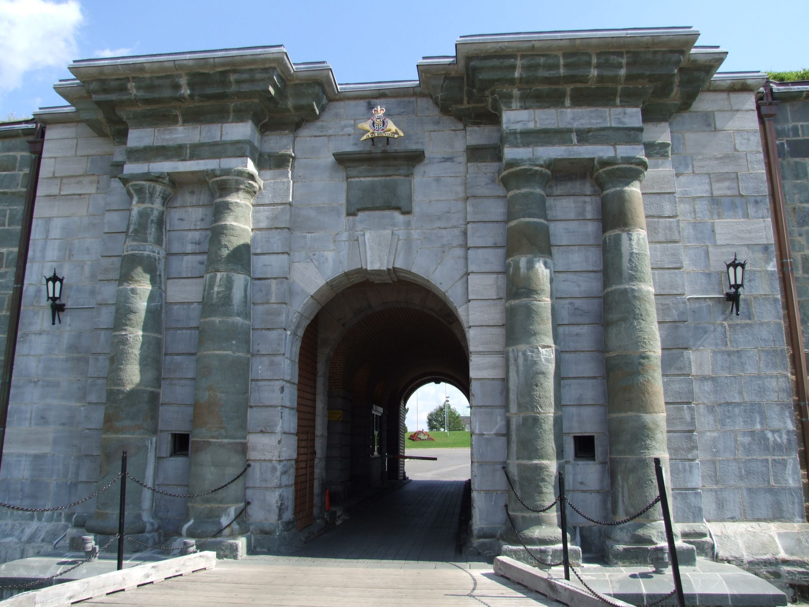 https://mdw-travel-data-us-east-1.s3.amazonaws.com/img/country/Canada/Citadelle-of-Quebec/img_03.jpg