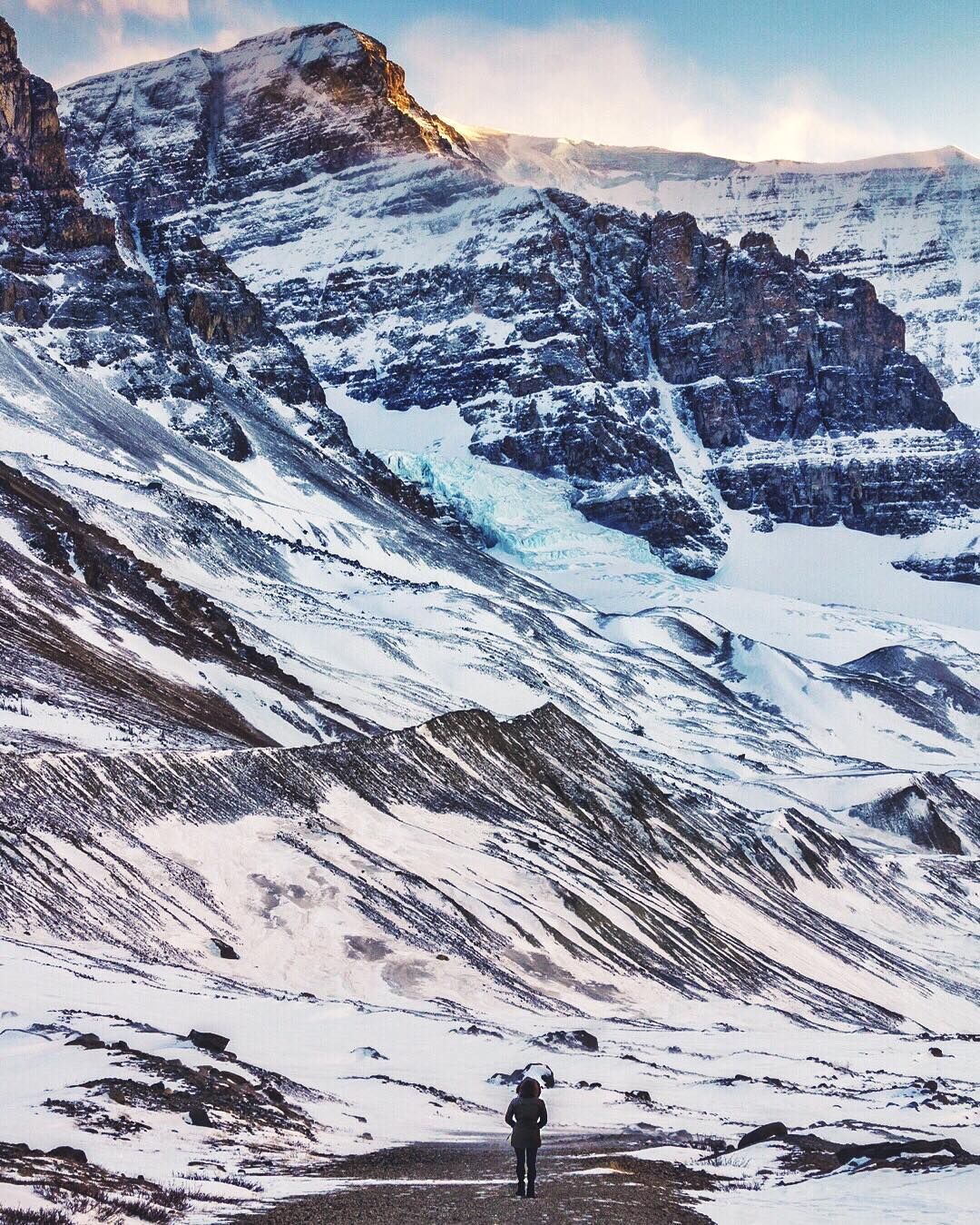 https://mdw-travel-data-us-east-1.s3.amazonaws.com/img/country/Canada/Columbia-Icefield/img_02.jpg