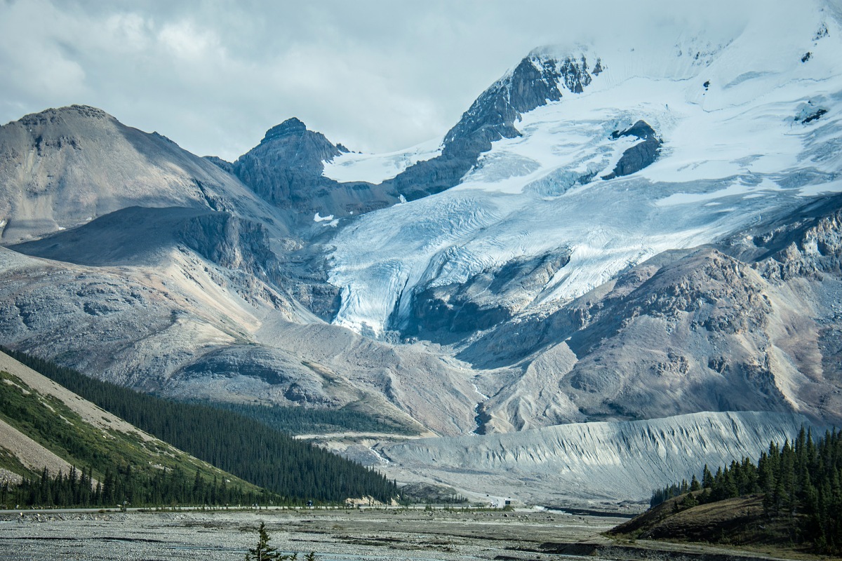 https://mdw-travel-data-us-east-1.s3.amazonaws.com/img/country/Canada/Columbia-Icefield/img_03.jpg