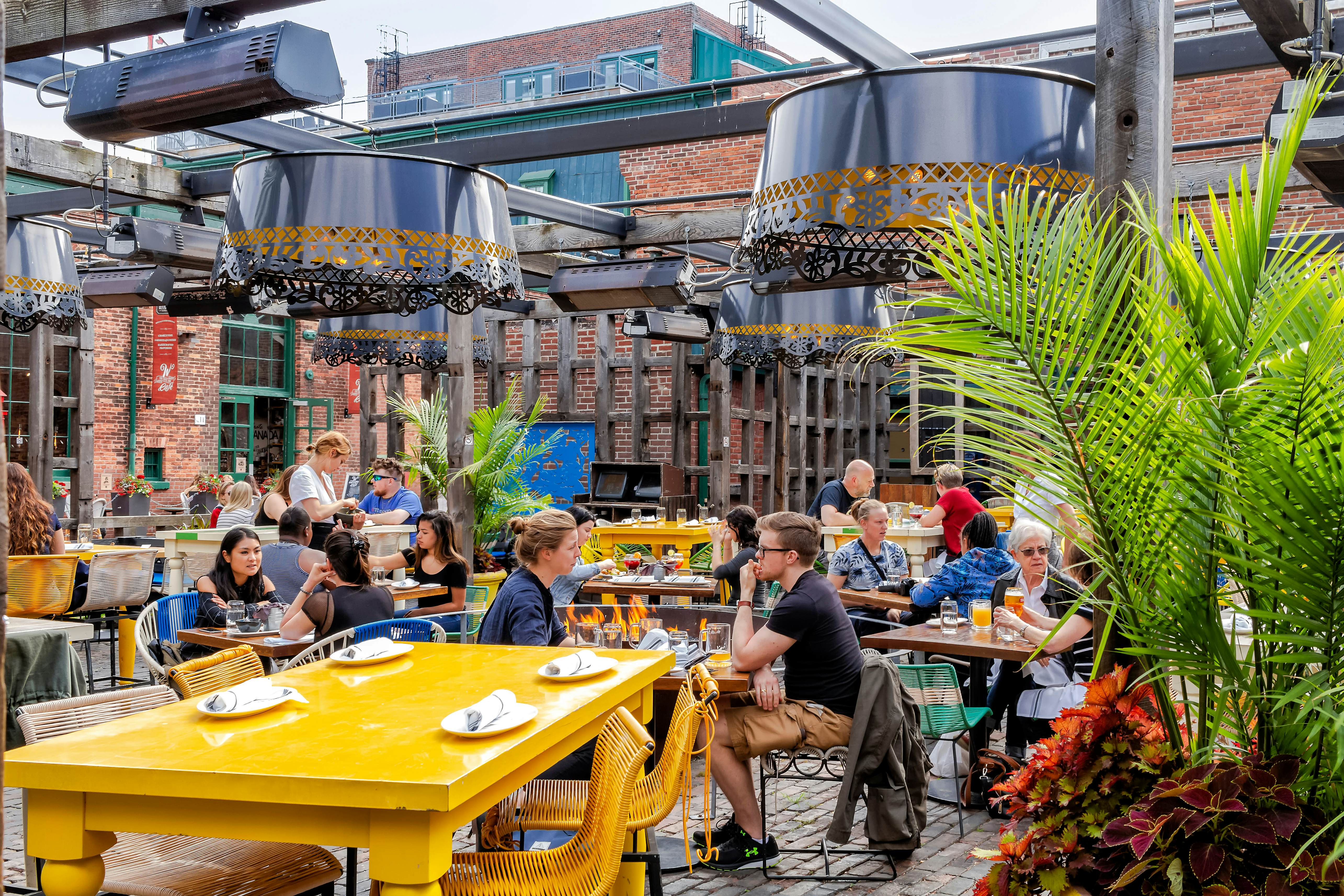 https://mdw-travel-data-us-east-1.s3.amazonaws.com/img/country/Canada/Distillery-District/img_02.jpg