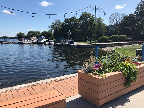 https://mdw-travel-data-us-east-1.s3.amazonaws.com/img/country/Canada/Dows-Lake-Pavilion/img_03.jpg