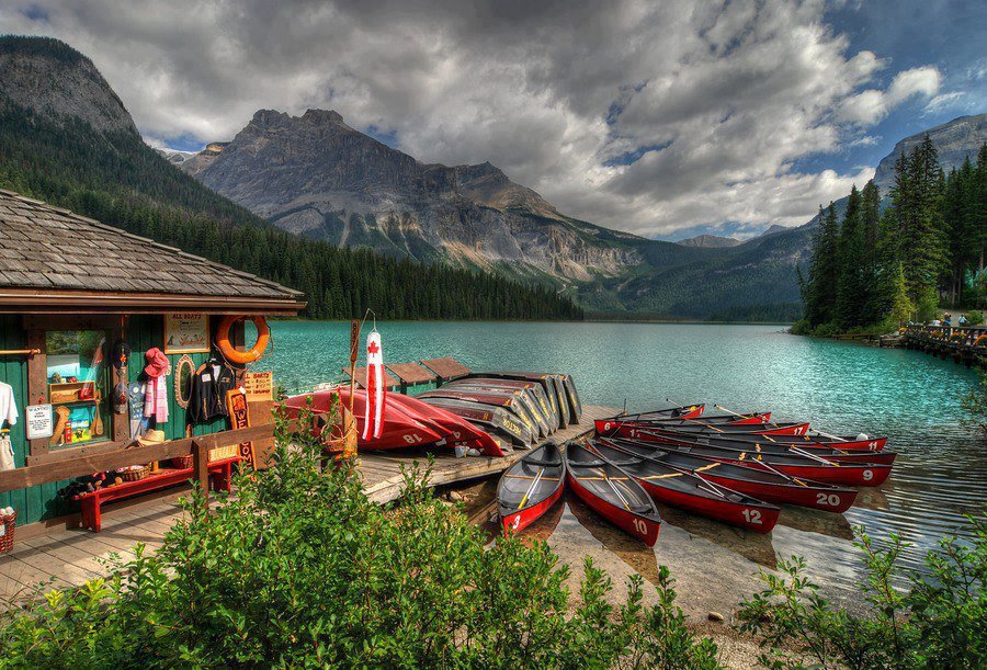 https://mdw-travel-data-us-east-1.s3.amazonaws.com/img/country/Canada/Emerald-Lake/img_02.jpg