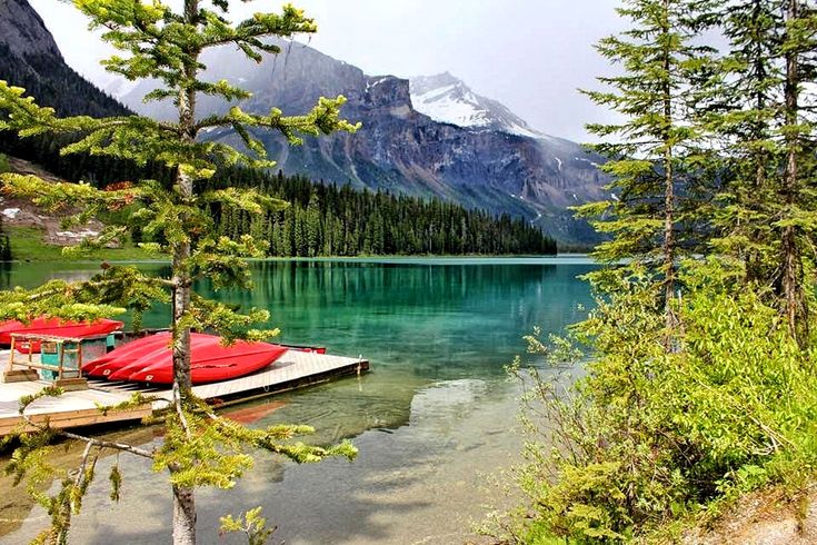 https://mdw-travel-data-us-east-1.s3.amazonaws.com/img/country/Canada/Emerald-Lake/img_03.jpg