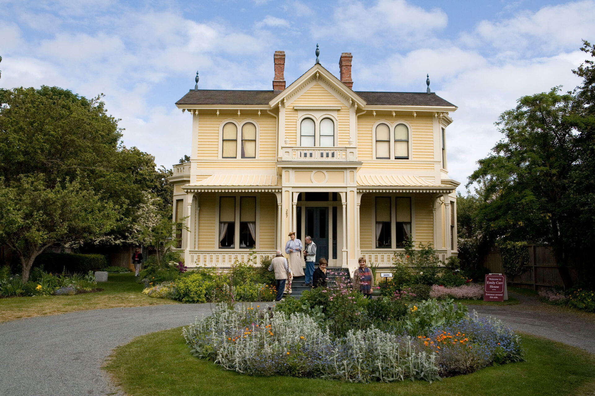 https://mdw-travel-data-us-east-1.s3.amazonaws.com/img/country/Canada/Emily-Carr-House/img_01.jpg