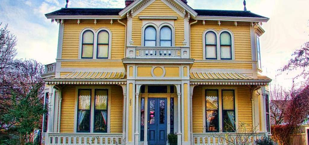 https://mdw-travel-data-us-east-1.s3.amazonaws.com/img/country/Canada/Emily-Carr-House/img_02.jpg