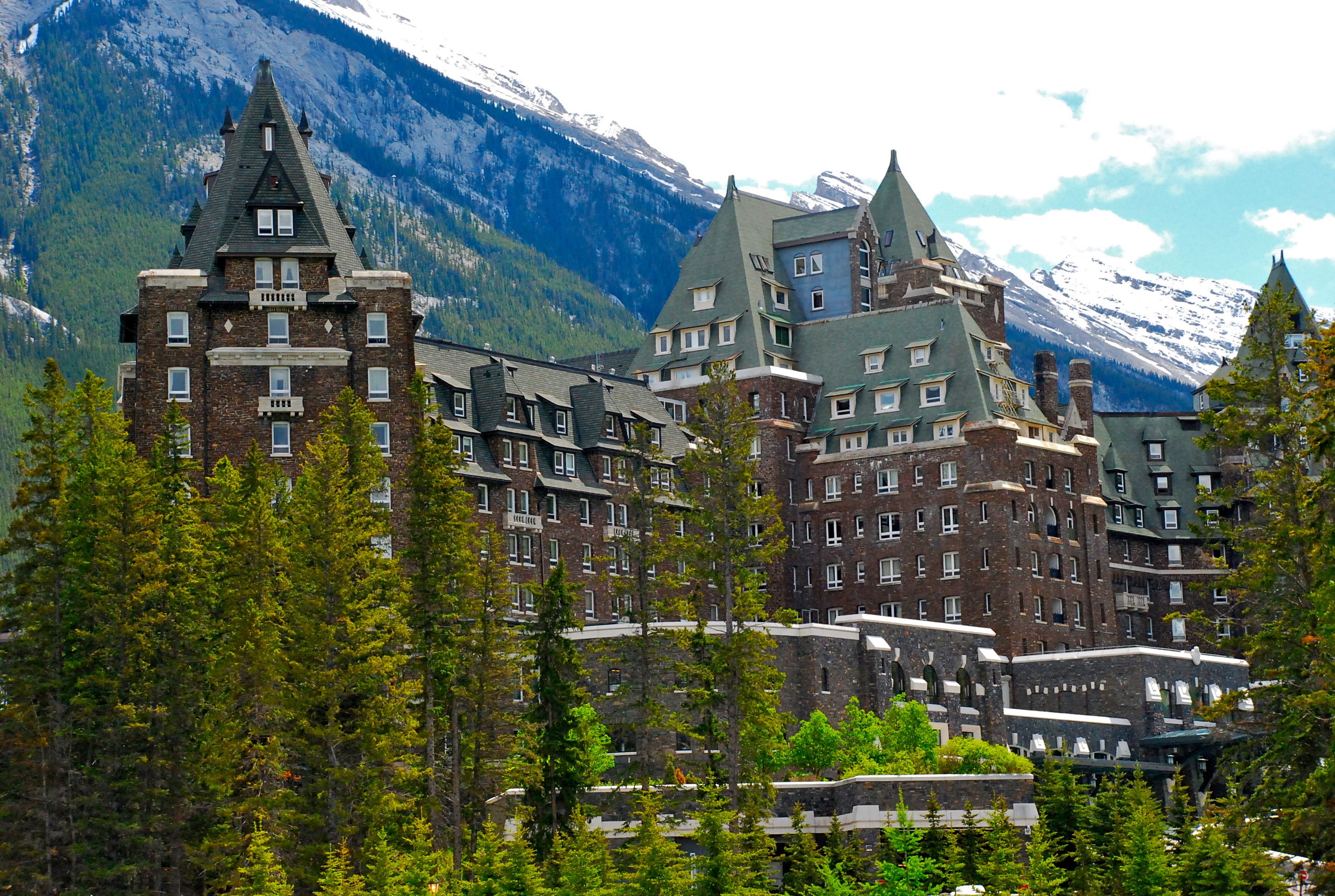 https://mdw-travel-data-us-east-1.s3.amazonaws.com/img/country/Canada/Fairmont-Banff-Springs/img_01.jpg