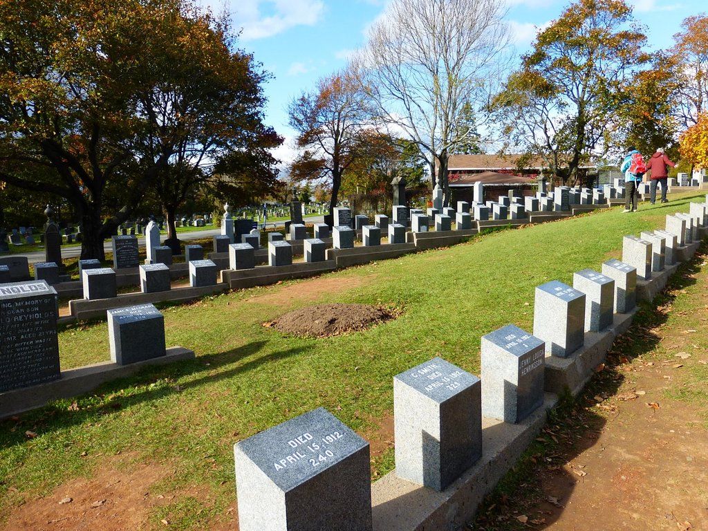 https://mdw-travel-data-us-east-1.s3.amazonaws.com/img/country/Canada/Fairview-Lawn-Cemetery/img_00.jpg