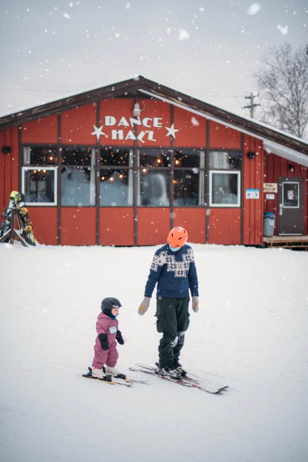 https://mdw-travel-data-us-east-1.s3.amazonaws.com/img/country/Canada/Falcon-Ridge-Ski-Slopes/img_03.jpg