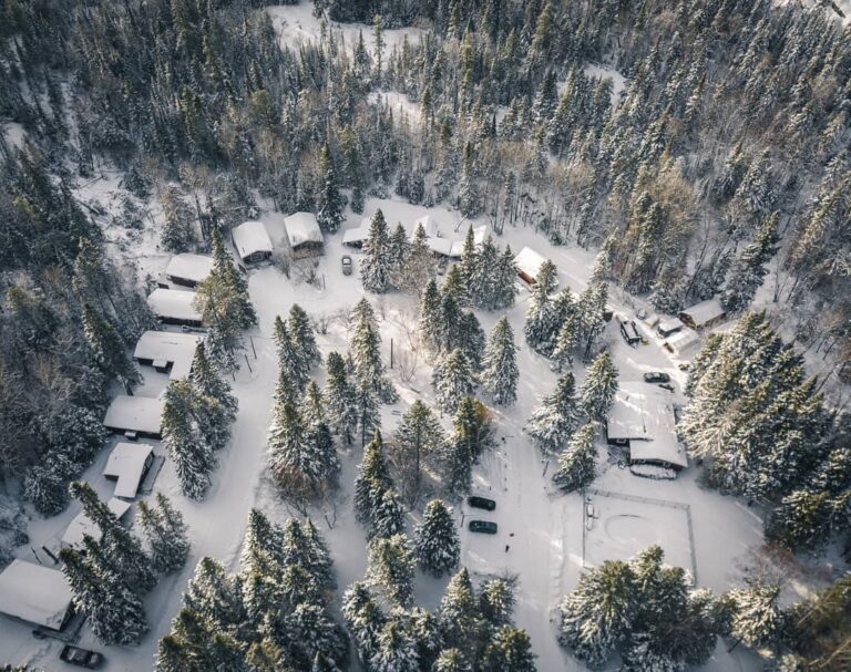 https://mdw-travel-data-us-east-1.s3.amazonaws.com/img/country/Canada/Falcon-Ridge-Ski-Slopes/img_04.jpg